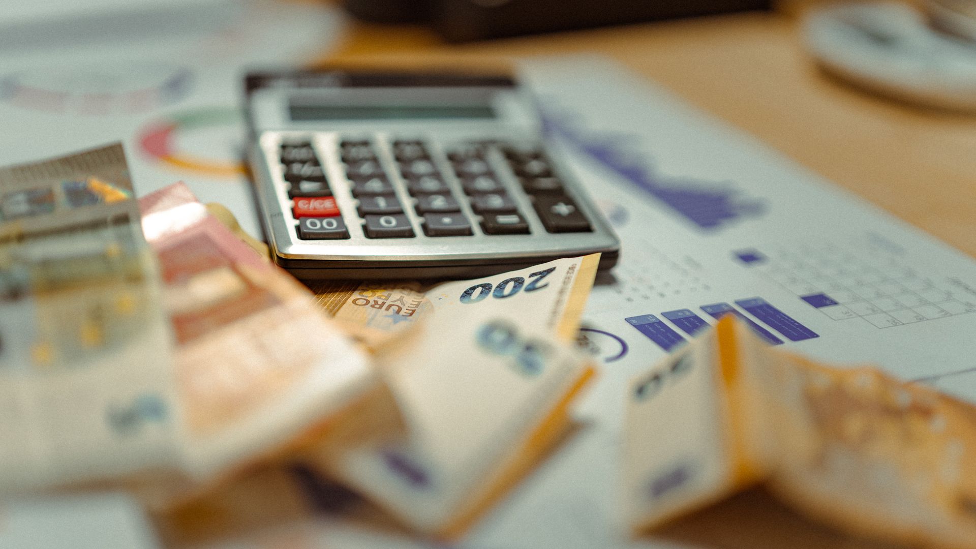 Dupla tributacao: euro, calculadora e documentos financeiros